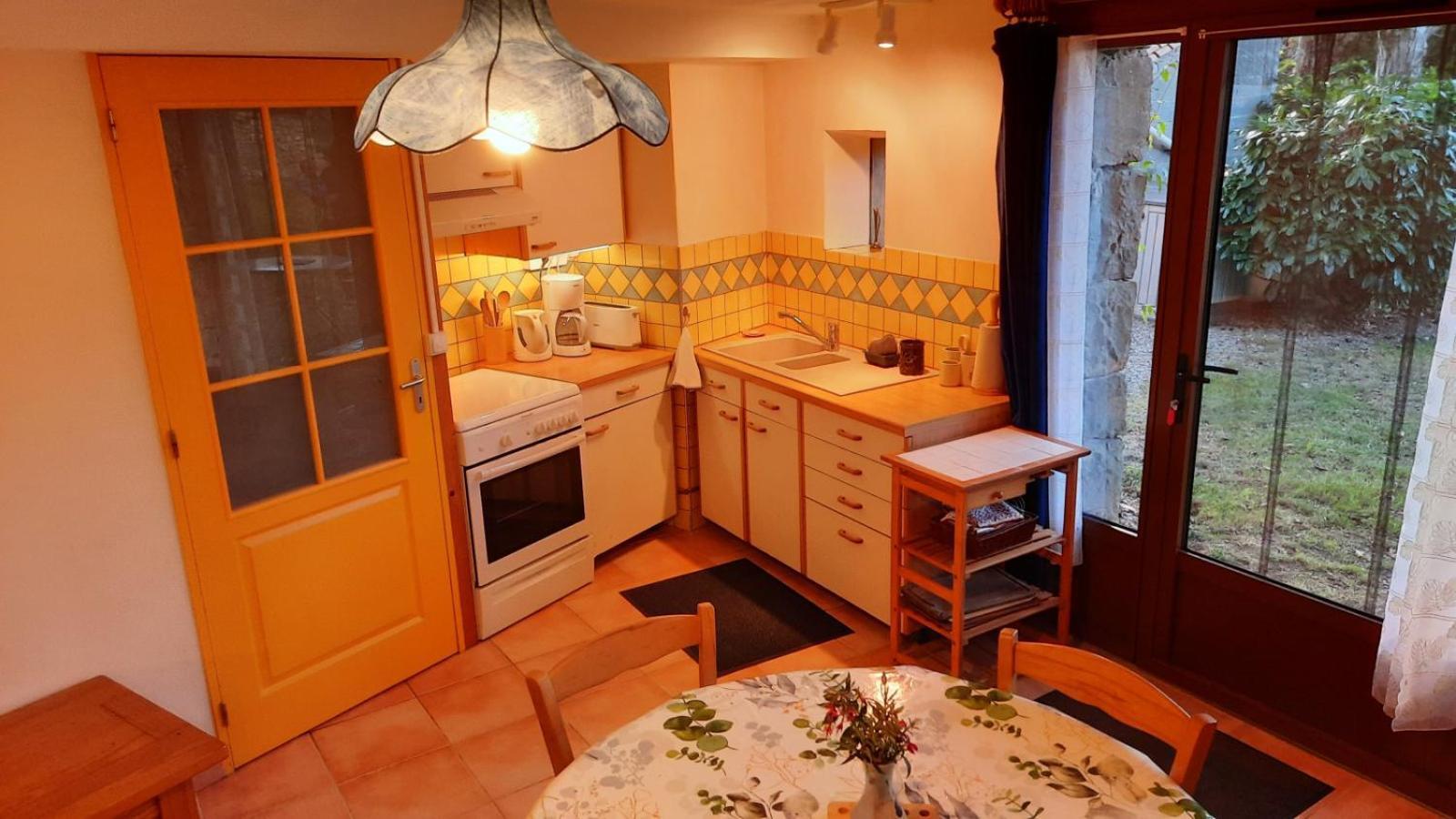 La Petite Maison Dans La Prairie Cassaignes Exterior photo